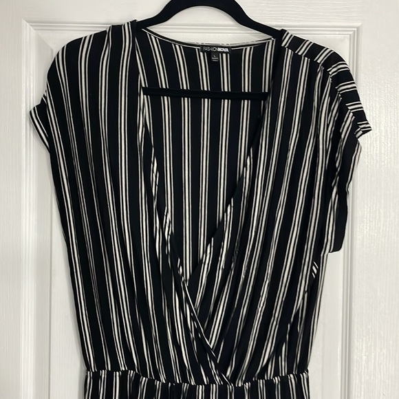 Plunge neckline striped romper - Picture 2 of 3